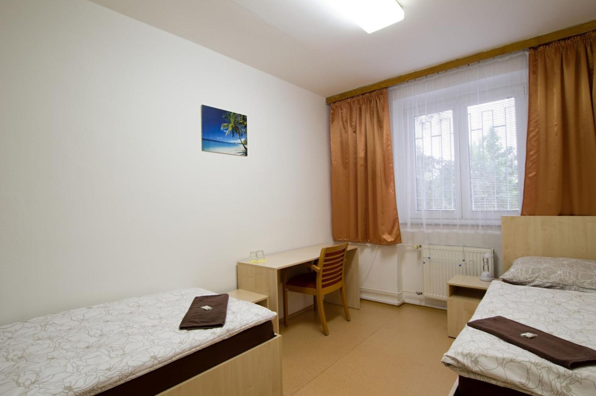 Tauferovy Koleje Hostel เบอร์โน ภายนอก รูปภาพ